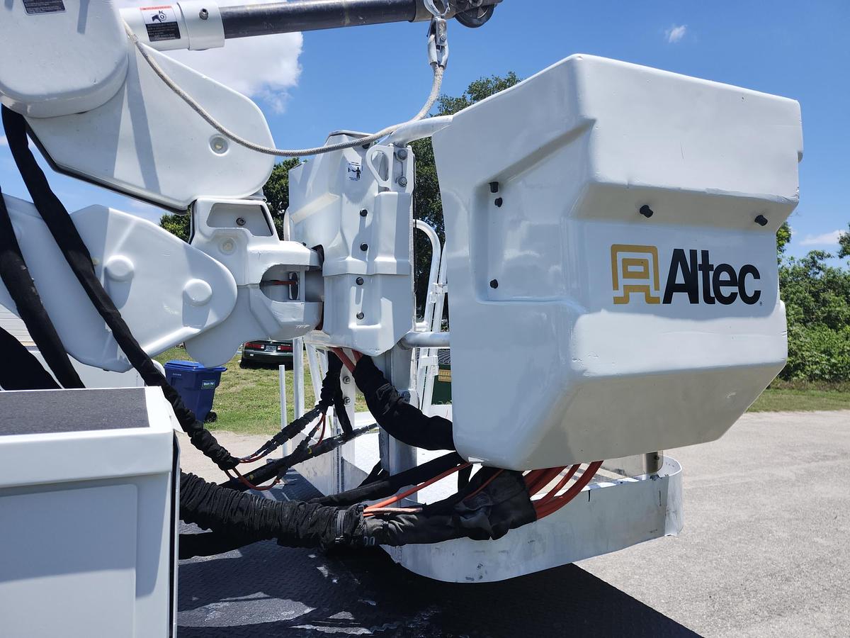 Used Altec AT40S 2-Man Basket Sign Boom on 2016 4x4 Ford F550 Reg Cab Utility Truck - P86066