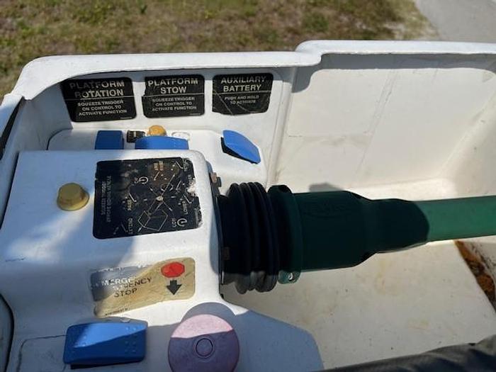 Used Altec AT40G Bucket Boom on 2014 Ford F550 Reg Cab Utility Truck - C70634