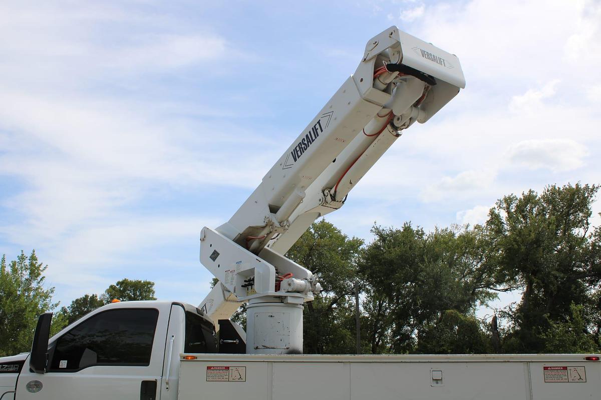 Used Versalift VST-5500SI on 2016 Ford F750 Reg Cab Utility Truck - M03468