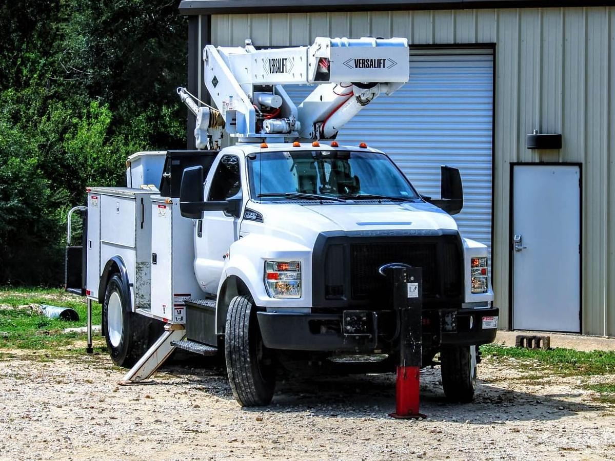 Used Versalift VST-5500SI on 2016 Ford F750 Reg Cab Utility Truck - M03468