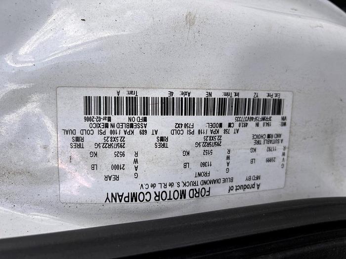 Used Elliot L60R Sign Crane on 2006 Ford F750 4x2 Reg Cab Flatbed Truck - R77335