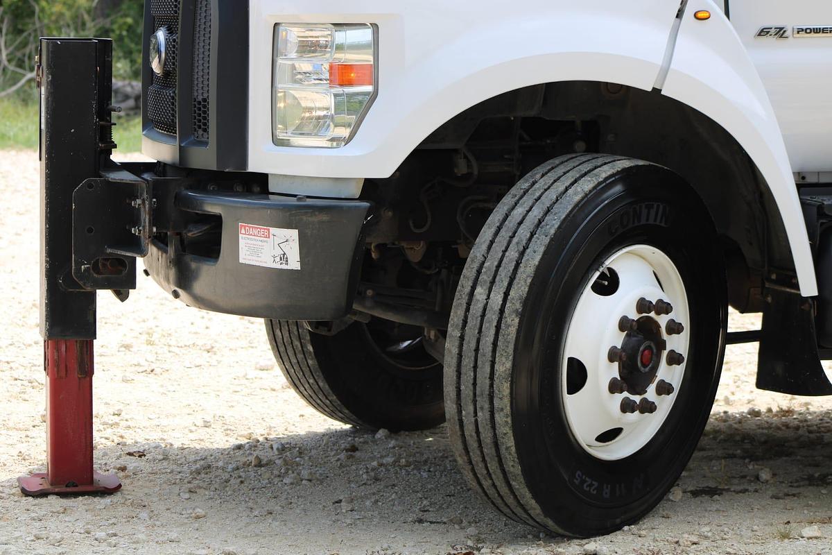 Used Versalift VST-5500SI on 2016 Ford F750 Reg Cab Utility Truck - M03468