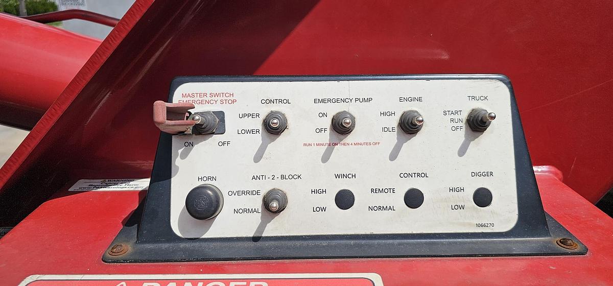 Used Elliott L55R Sign Crane on 2019 Freightliner M2-106 Reg Cab Flatbed Truck - MM6930