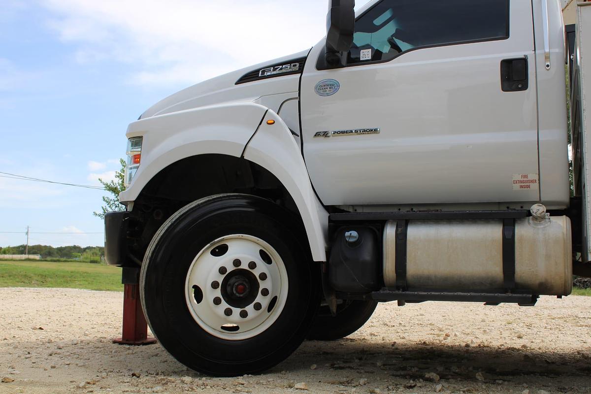 Used Versalift VST-5500SI on 2016 Ford F750 Reg Cab Utility Truck - M03468