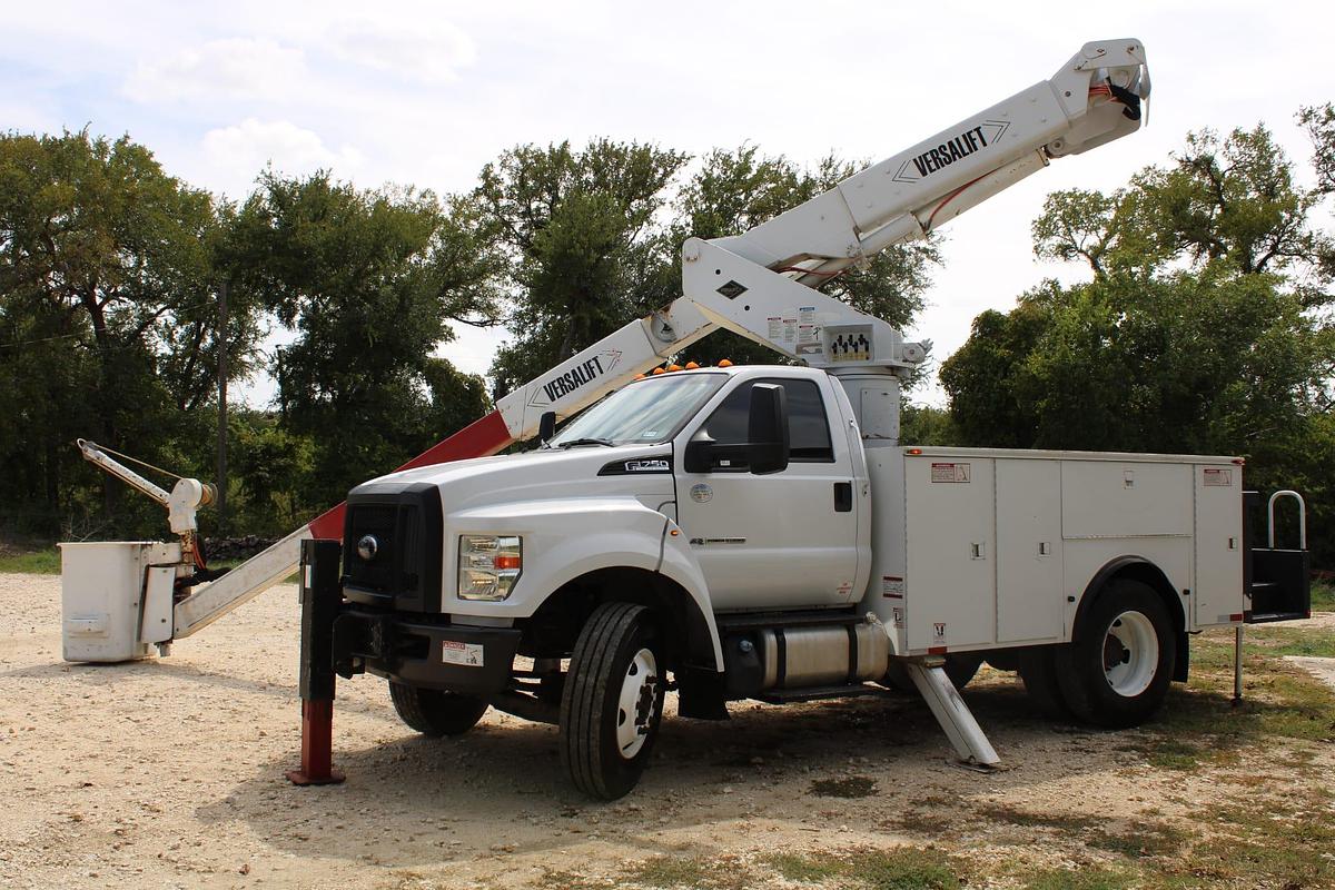 Used Versalift VST-5500SI on 2016 Ford F750 Reg Cab Utility Truck - M03468