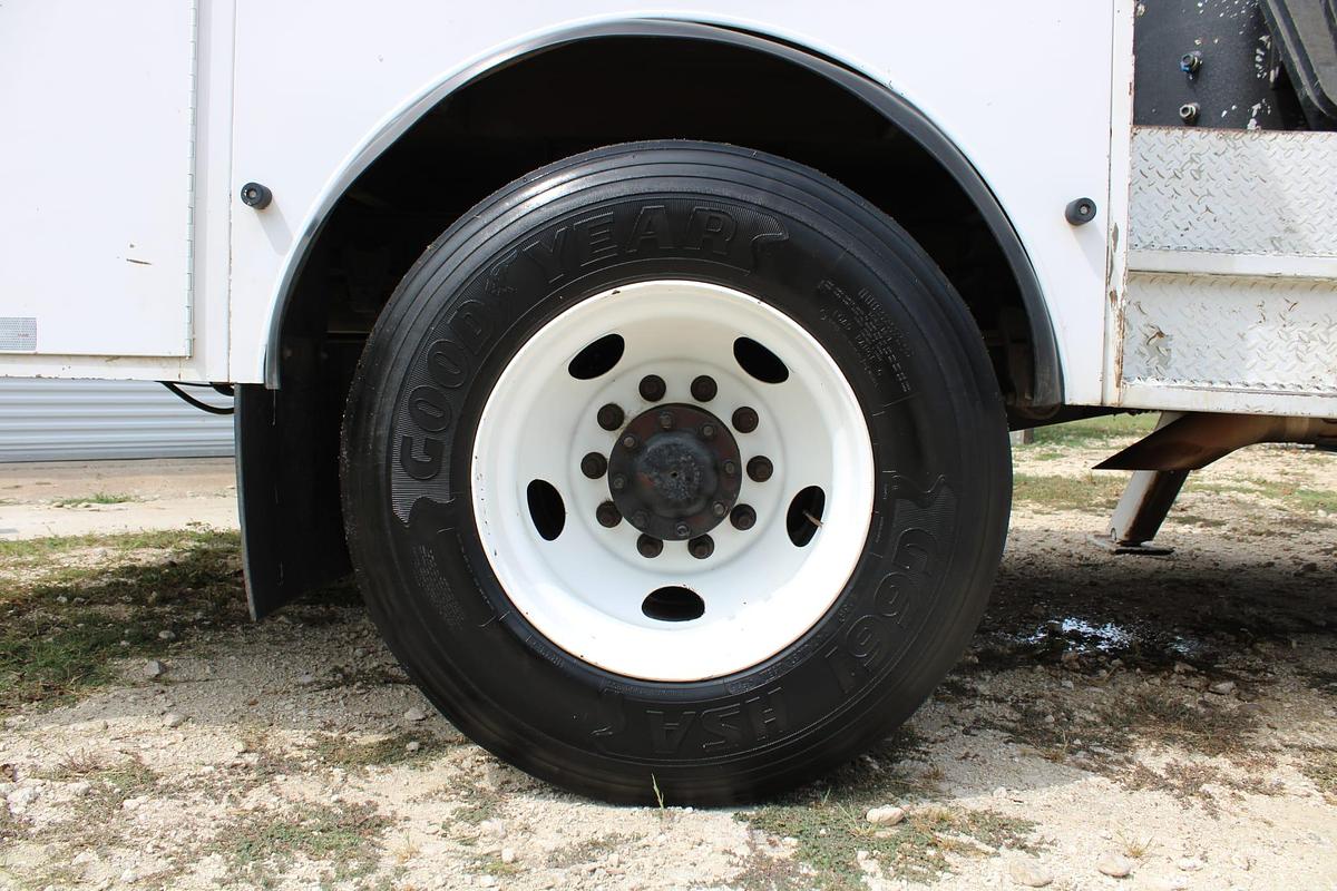 Used Versalift VST-5500SI on 2016 Ford F750 Reg Cab Utility Truck - M03468