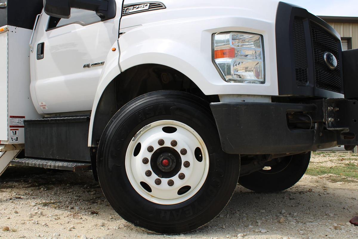 Used Versalift VST-5500SI on 2016 Ford F750 Reg Cab Utility Truck - M03468