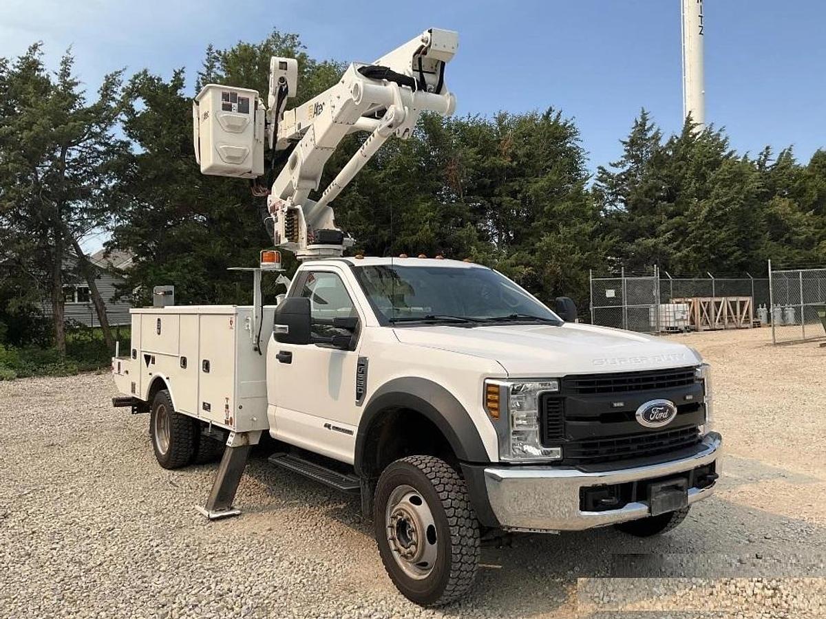 Used Altec AT41M Bucket Boom on 2019 Ford F550 4x4 Reg Cab Utility Truck - 23516