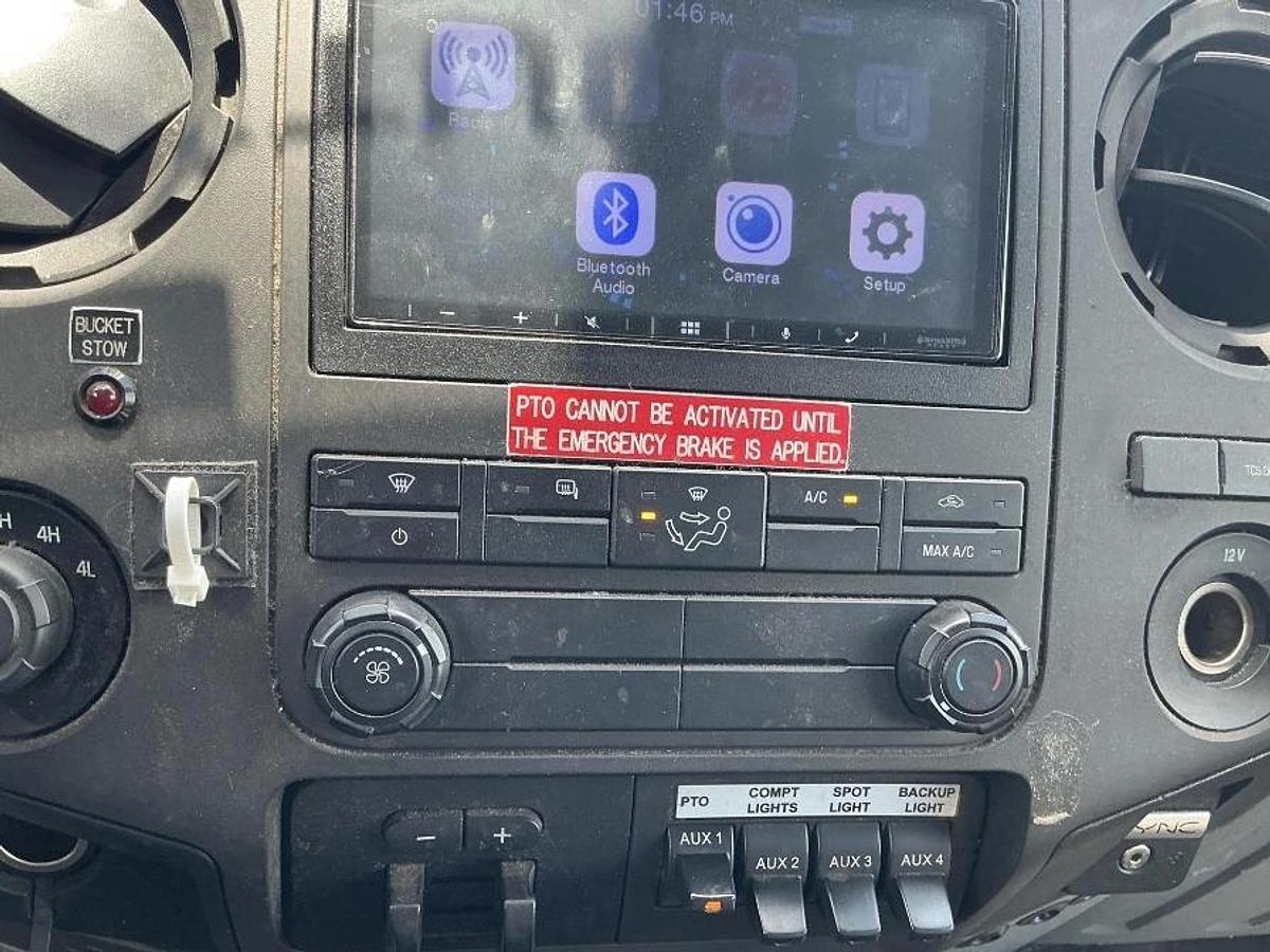 Used Altec AT40G Bucket Boom on  2016 Ford F550 4x4 Reg Cab Utility Truck - 83118