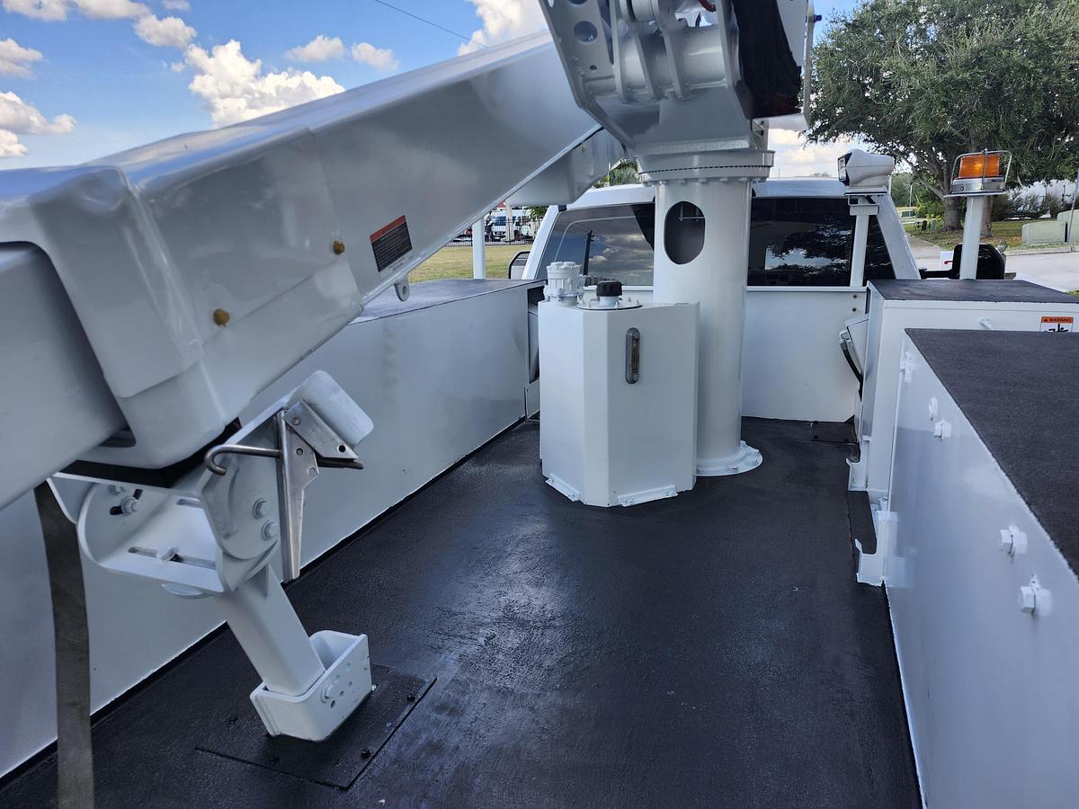 Used Altec AT41M Bucket Boom on 2019 Ford F550 4x4 Reg Cab Service Truck - 15762