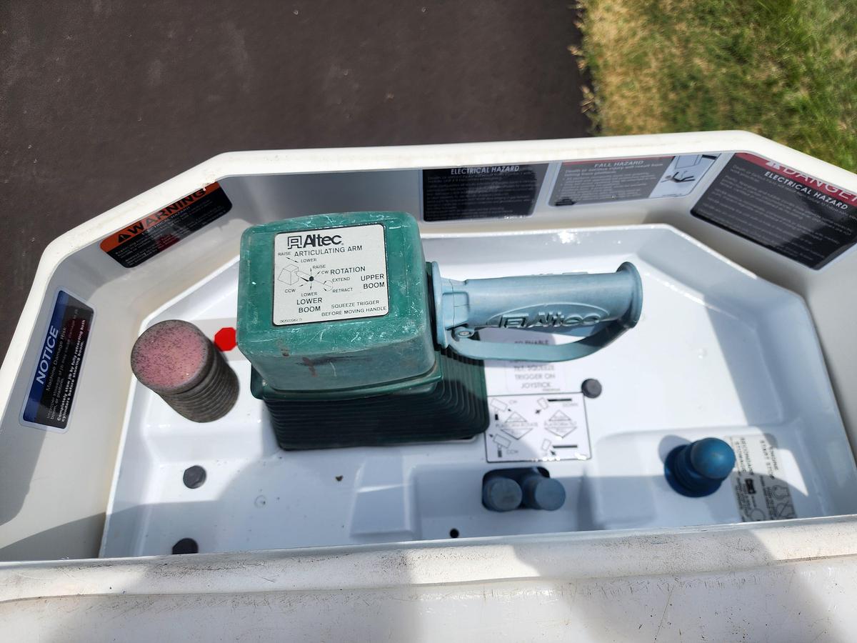 Used 2019 Altec AT48M Bucket Boom on a 2019 Ford F550 4x4 Regular Cab Utility Truck - P10412
