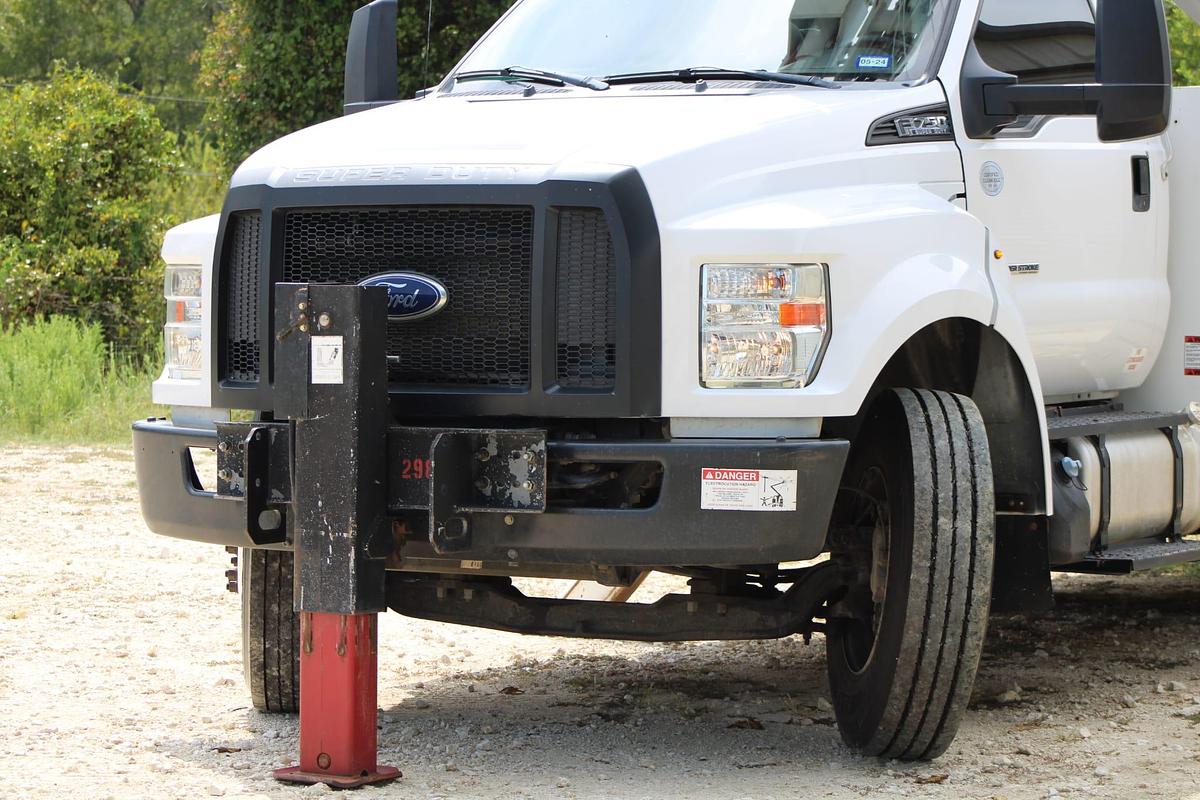Used Versalift VST-5500SI on 2016 Ford F750 Reg Cab Utility Truck - M03468