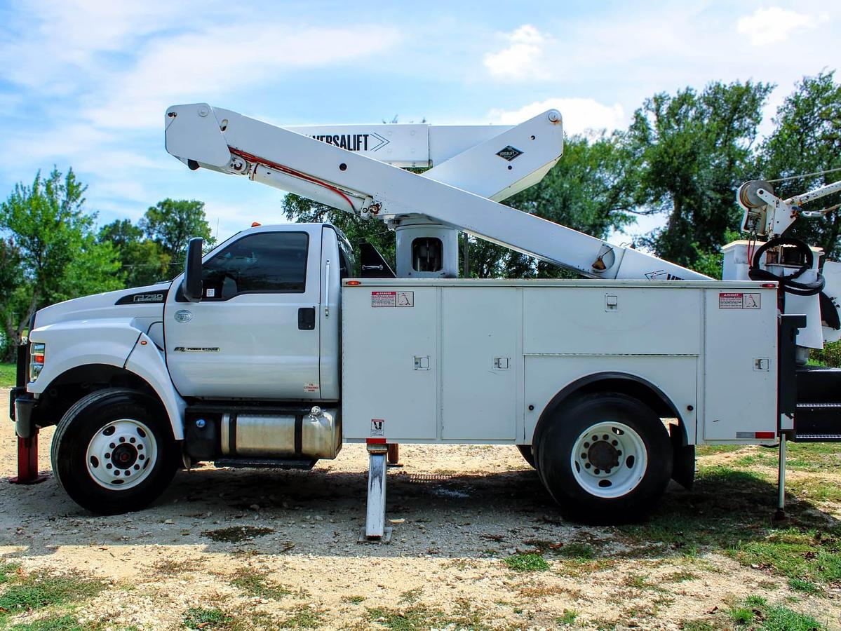 Used Versalift VST-5500SI on 2016 Ford F750 Reg Cab Utility Truck - M03468