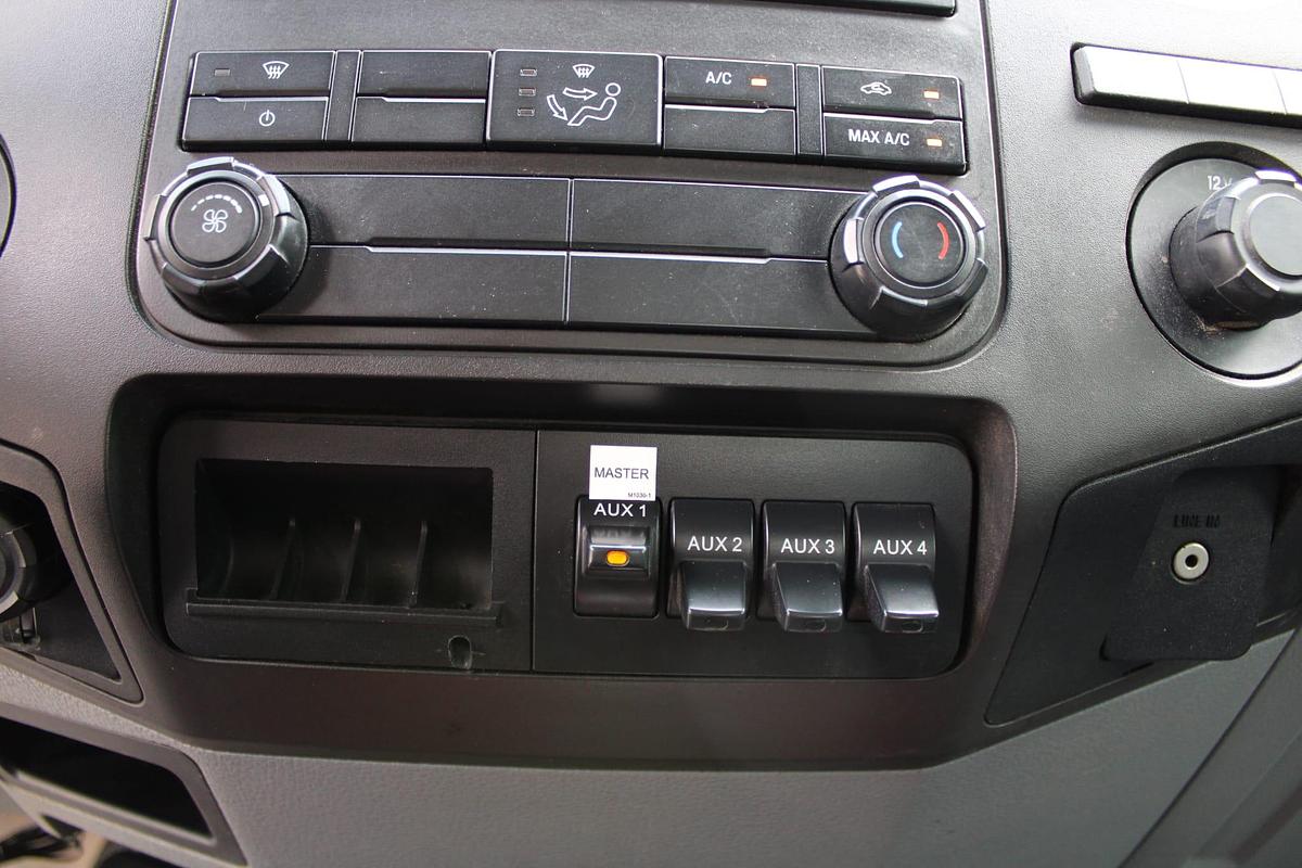 Used Versalift VST-5500SI on 2016 Ford F750 Reg Cab Utility Truck - M03468