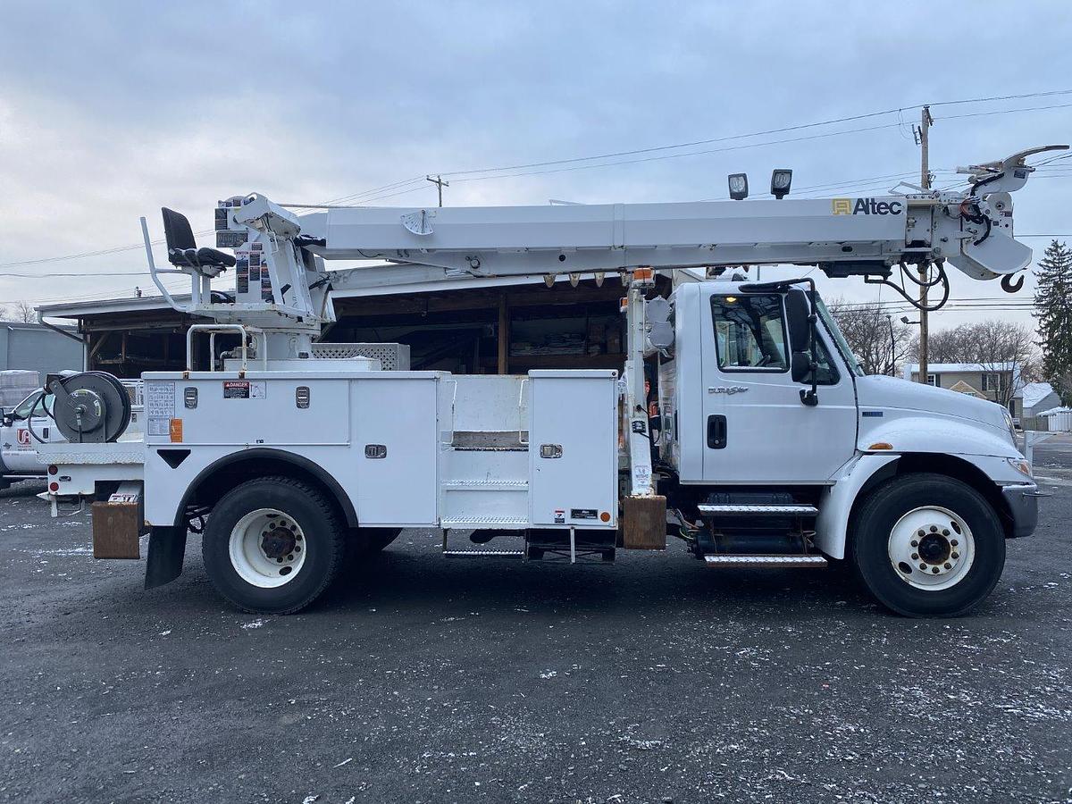 Used Altec DC47-TR Digger Derrick on 2014 International 4300 Reg Cab Utility Truck - R80826