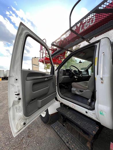 Used Elliot L60R Sign Crane on 2006 Ford F750 4x2 Reg Cab Flatbed Truck - R77335