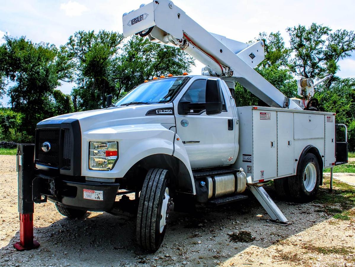 Used Versalift VST-5500SI on 2016 Ford F750 Reg Cab Utility Truck - M03468