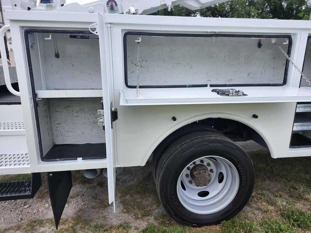 Used Altec AT40S 2-Man Basket Sign Boom on 2016 4x4 Ford F550 Reg Cab Utility Truck - P86066