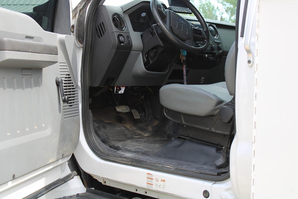 Used Versalift VST-5500SI on 2016 Ford F750 Reg Cab Utility Truck - M03468