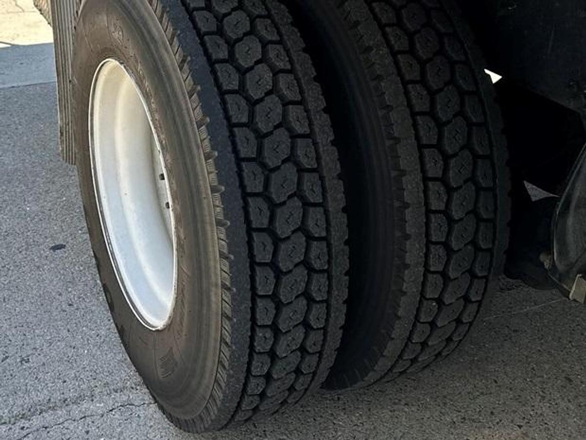 Used Elliott L55 Sign Crane on 2020 Freightliner M2-106 Non-CDL Reg Cab Flatbed Truck - ME3290