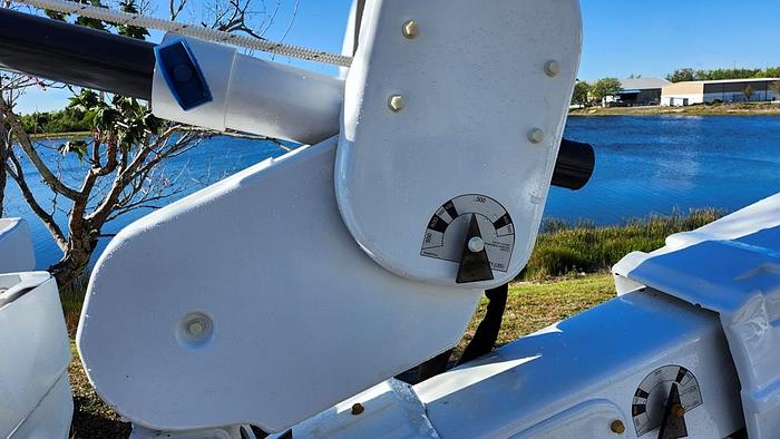 Used Altec AT40S Bucket Boom on 2016 Ford F550 Reg Cab Utility Truck - 72785