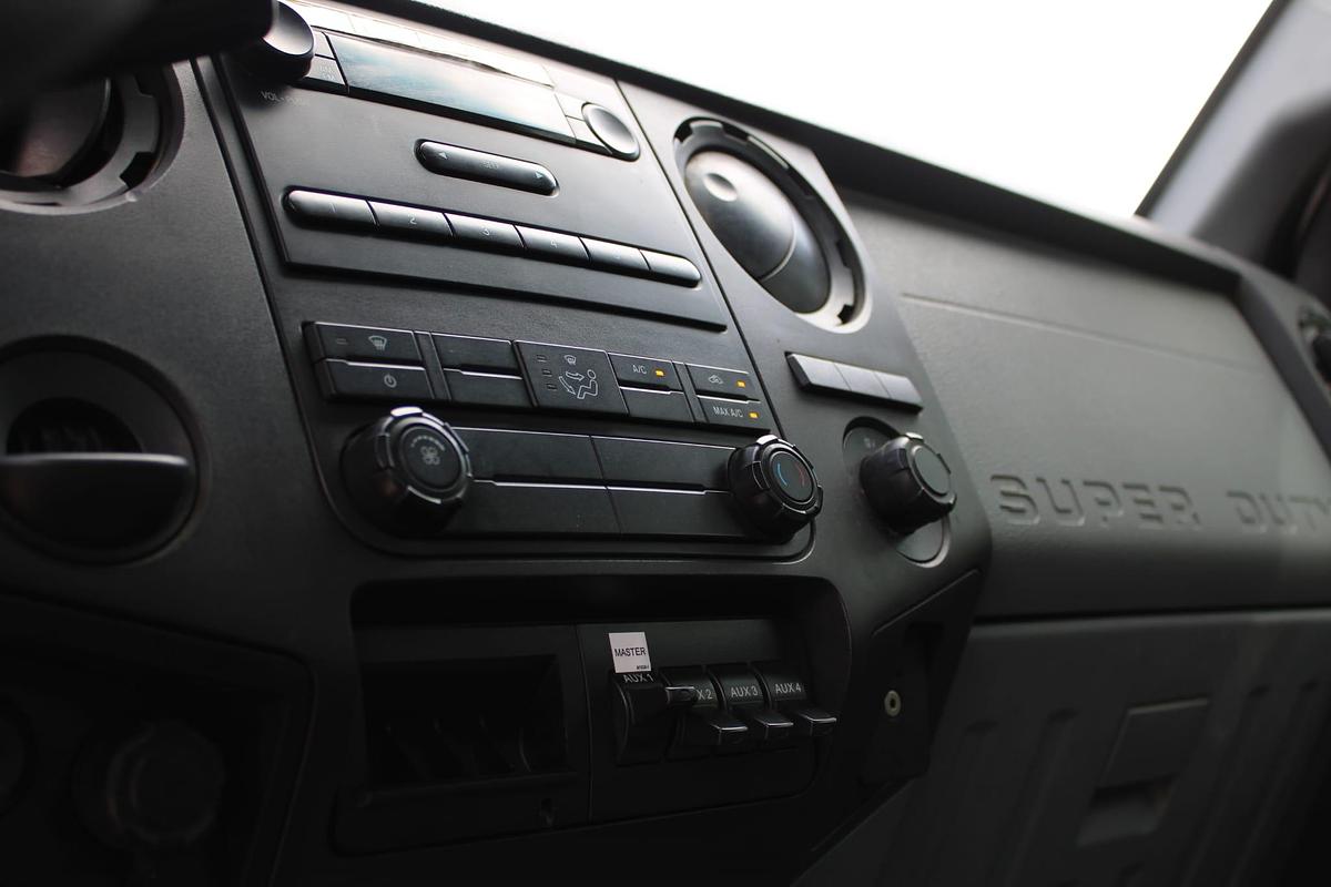 Used Versalift VST-5500SI on 2016 Ford F750 Reg Cab Utility Truck - M03468