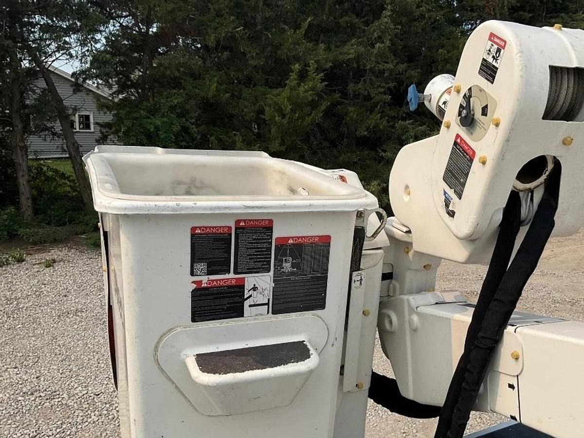 Used Altec AT41M Bucket Boom on 2019 Ford F550 4x4 Reg Cab Utility Truck - 23516