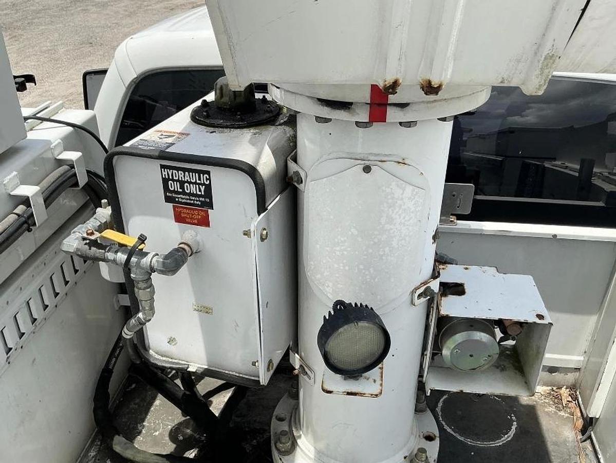 Used Altec AT40G Bucket Boom on  2016 Ford F550 4x4 Reg Cab Utility Truck - 83118