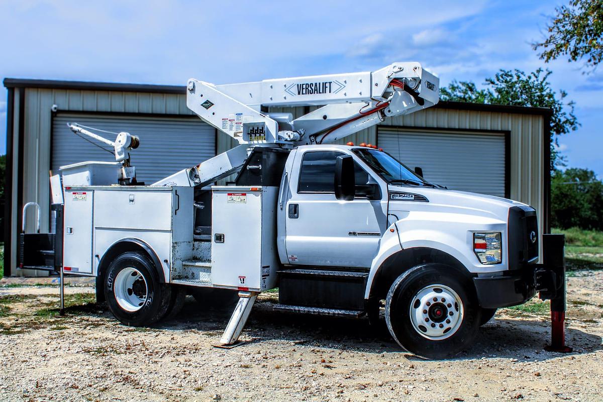 Used Versalift VST-5500SI on 2016 Ford F750 Reg Cab Utility Truck - M03468