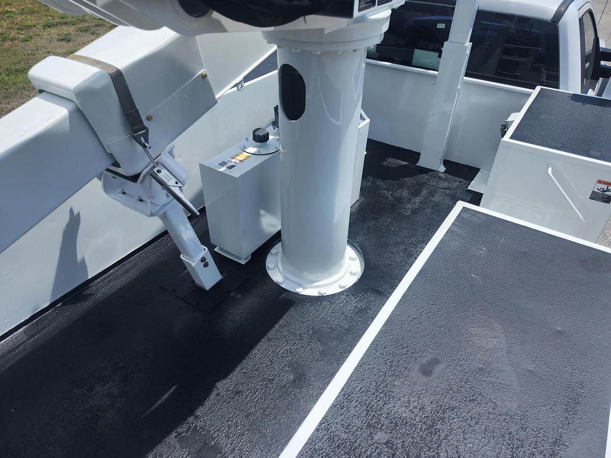 Used 2019 Altec AT48M Bucket Boom on a 2019 Ford F550 4x4 Regular Cab Utility Truck - 15672