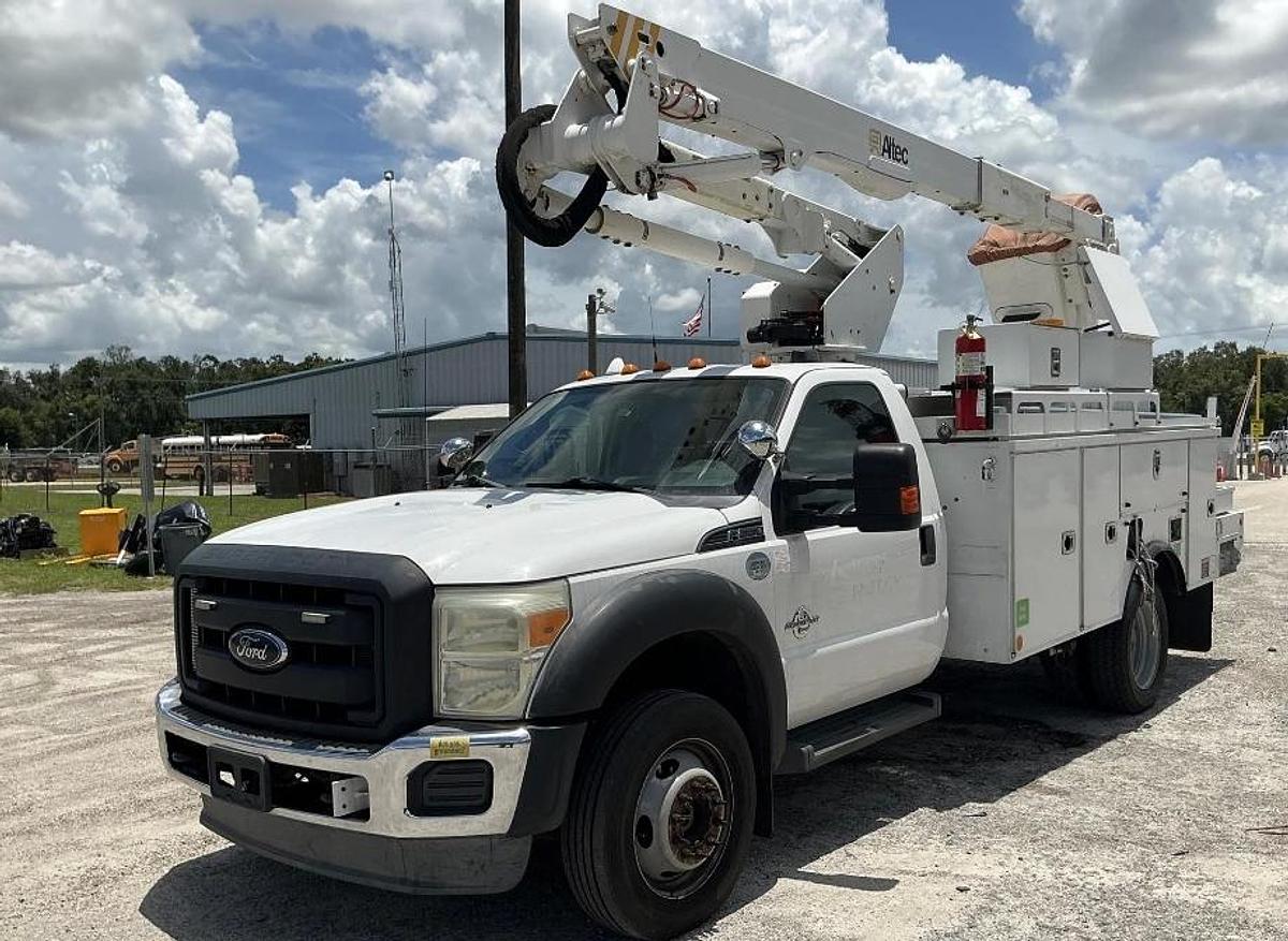 Used Altec AT40G Bucket Boom on 2016 Ford F550 4x4 Reg Cab Utility Truck - 83118