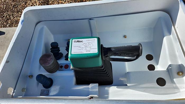 Used Altec AT40S Bucket Boom on 2016 Ford F550 Reg Cab Utility Truck - 72785