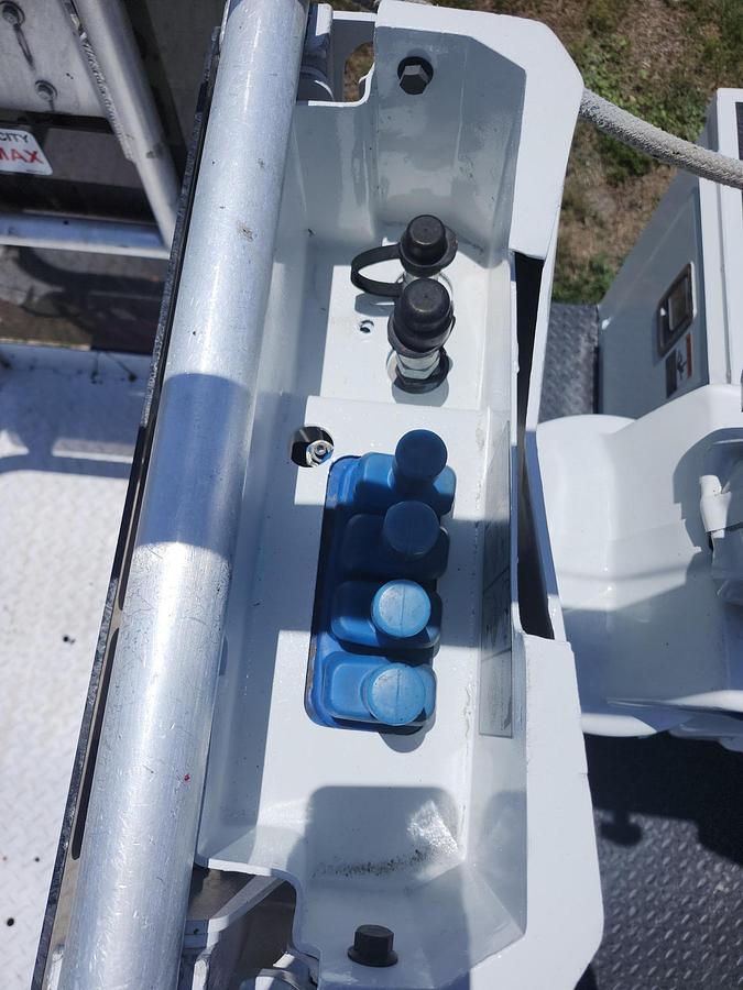 Used Altec AT40S 2-Man Basket Sign Boom on 2016 4x4 Ford F550 Reg Cab Utility Truck - P86066