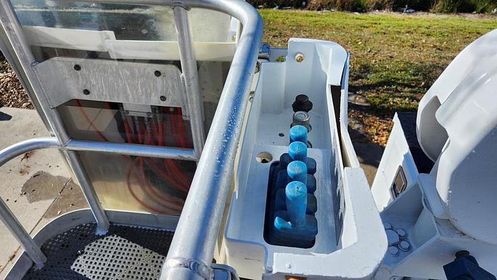 Used Altec AT40S Bucket Boom on 2016 Ford F550 Reg Cab Utility Truck - 72785