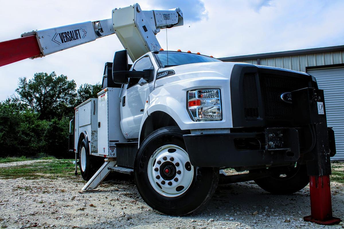 Used Versalift VST-5500SI on 2016 Ford F750 Reg Cab Utility Truck - M03468