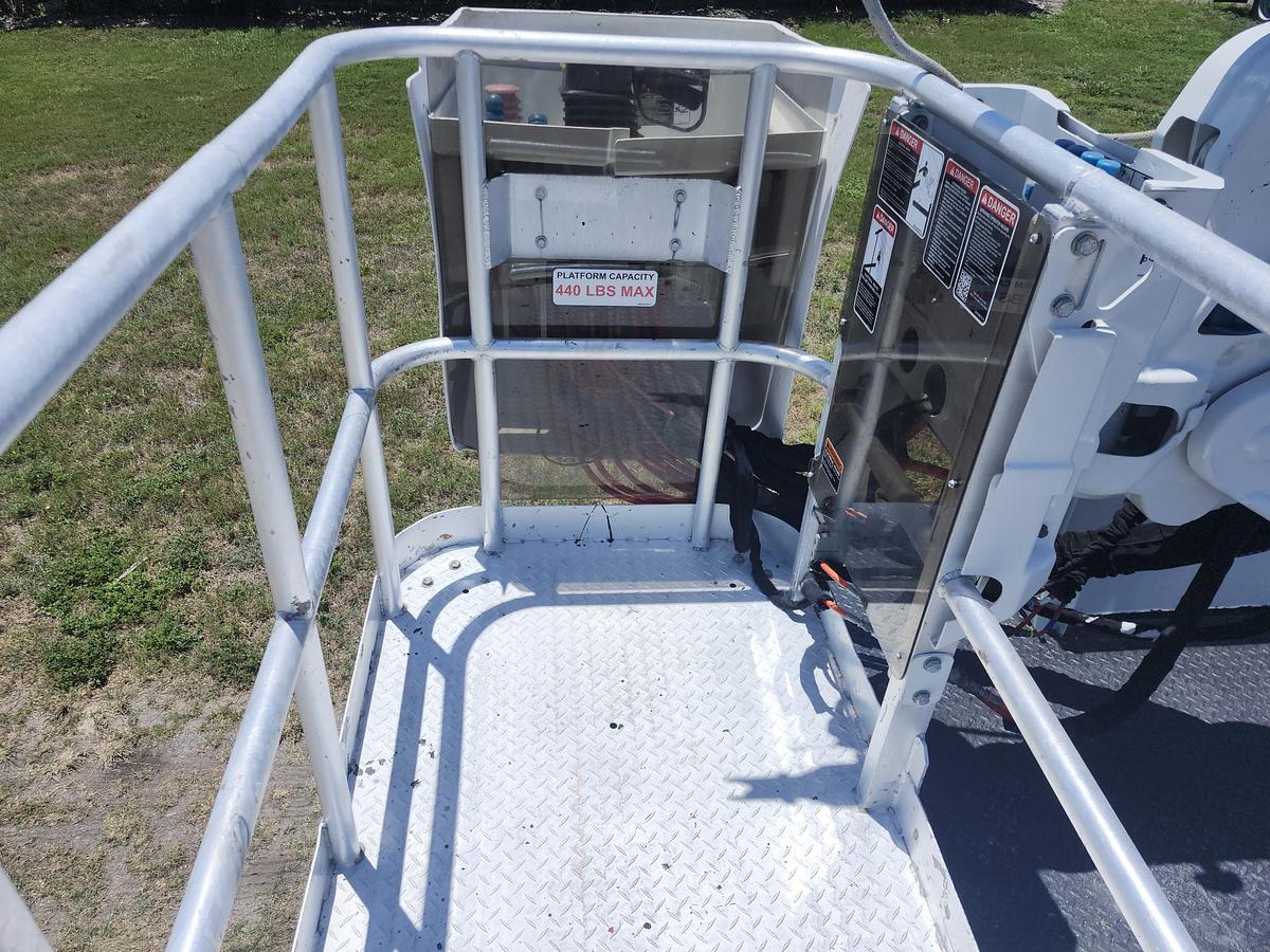 Used Altec AT40S 2-Man Basket Sign Boom on 2016 4x4 Ford F550 Reg Cab Utility Truck - P86066