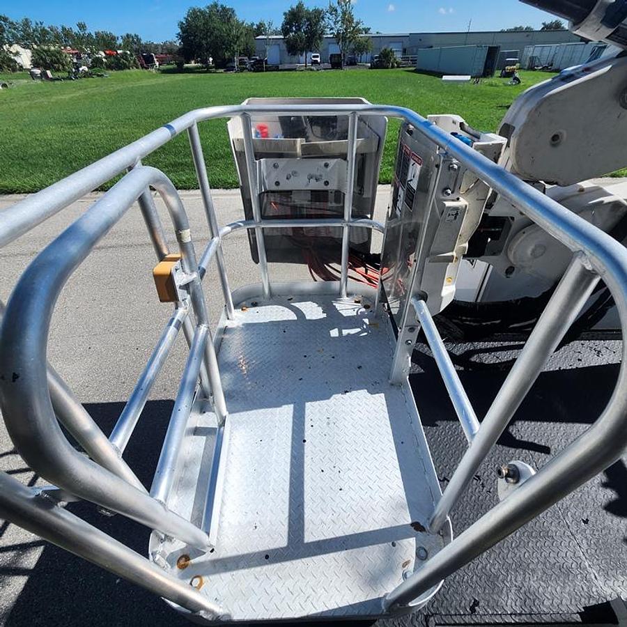 Used Altec AT40S Sign Boom on 2015 Ford F550 Utility Truck - 72707