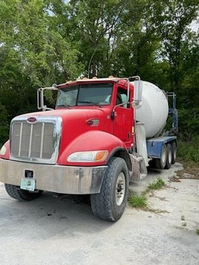 Used 2006 Peterbilt 4-Axle Concrete Mixer Truck
