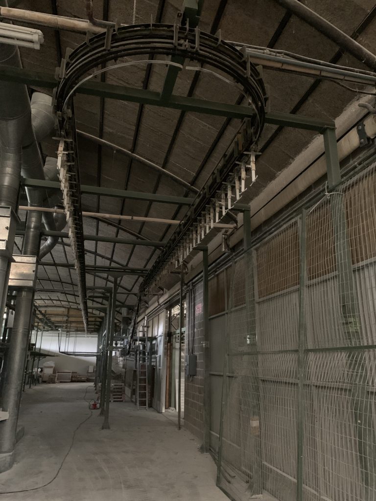 Used Catena di verniciatura da 70 metri lineari, con sistema di frizione per un carico di molti prodotti in spazio ristretto (vedi video)