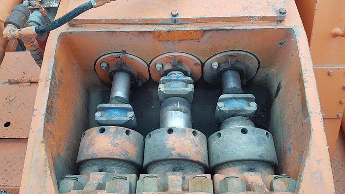 Used 2002 WELCAN 4 Axle Carrier Style Oilfield Pump / Kill Truck