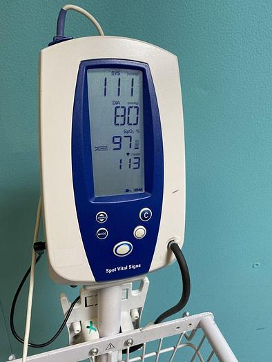 Used Welch Allyn Spot Vital Signs Monitor auf Trolley mit Fingersensor, Manschette, Spo2