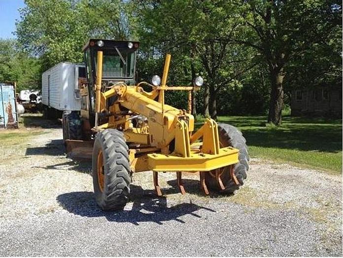 Used JOHN DEERE 670 - MOTOR GRADERS