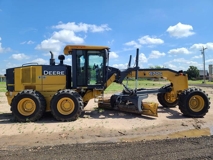 Used 2011 JOHN DEERE 670G - MOTOR GRADERS
