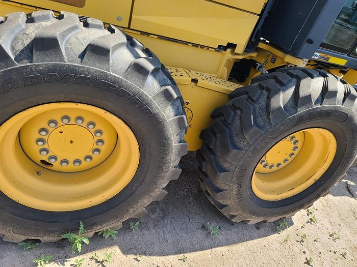 Used 2011 JOHN DEERE 670G - MOTOR GRADERS