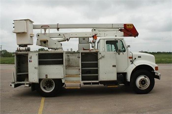 Used 2000 INTERNATIONAL 4900 - BUCKET TRUCK OR BOOM TRUCKS