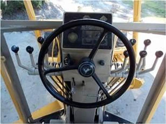 Used 1990 JOHN DEERE 570B - MOTOR GRADERS