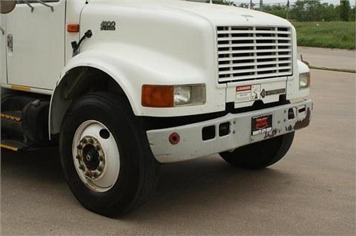 Used 2000 INTERNATIONAL 4900 - BUCKET TRUCK OR BOOM TRUCKS
