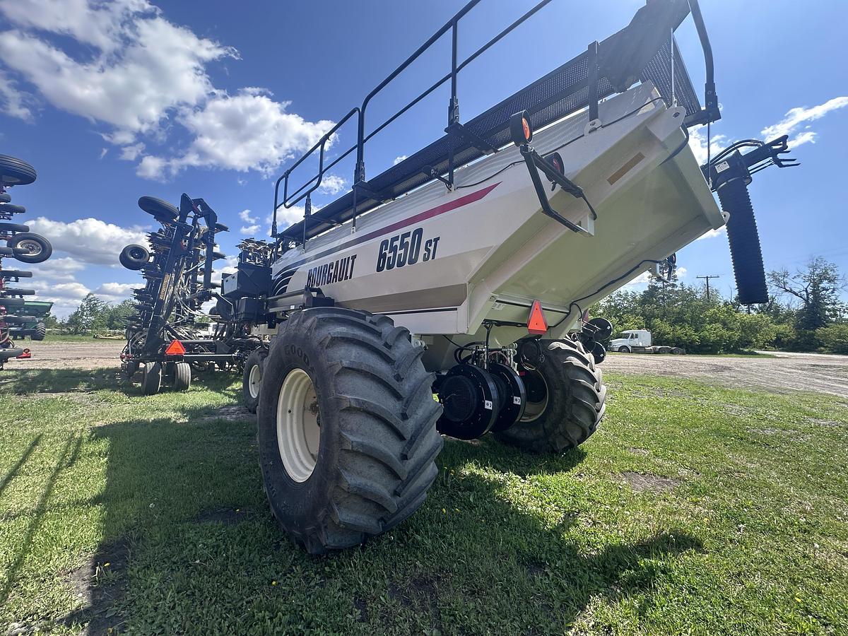 Used 2010 SeedMaster 7012/W 2010 Bourgault 6550ST