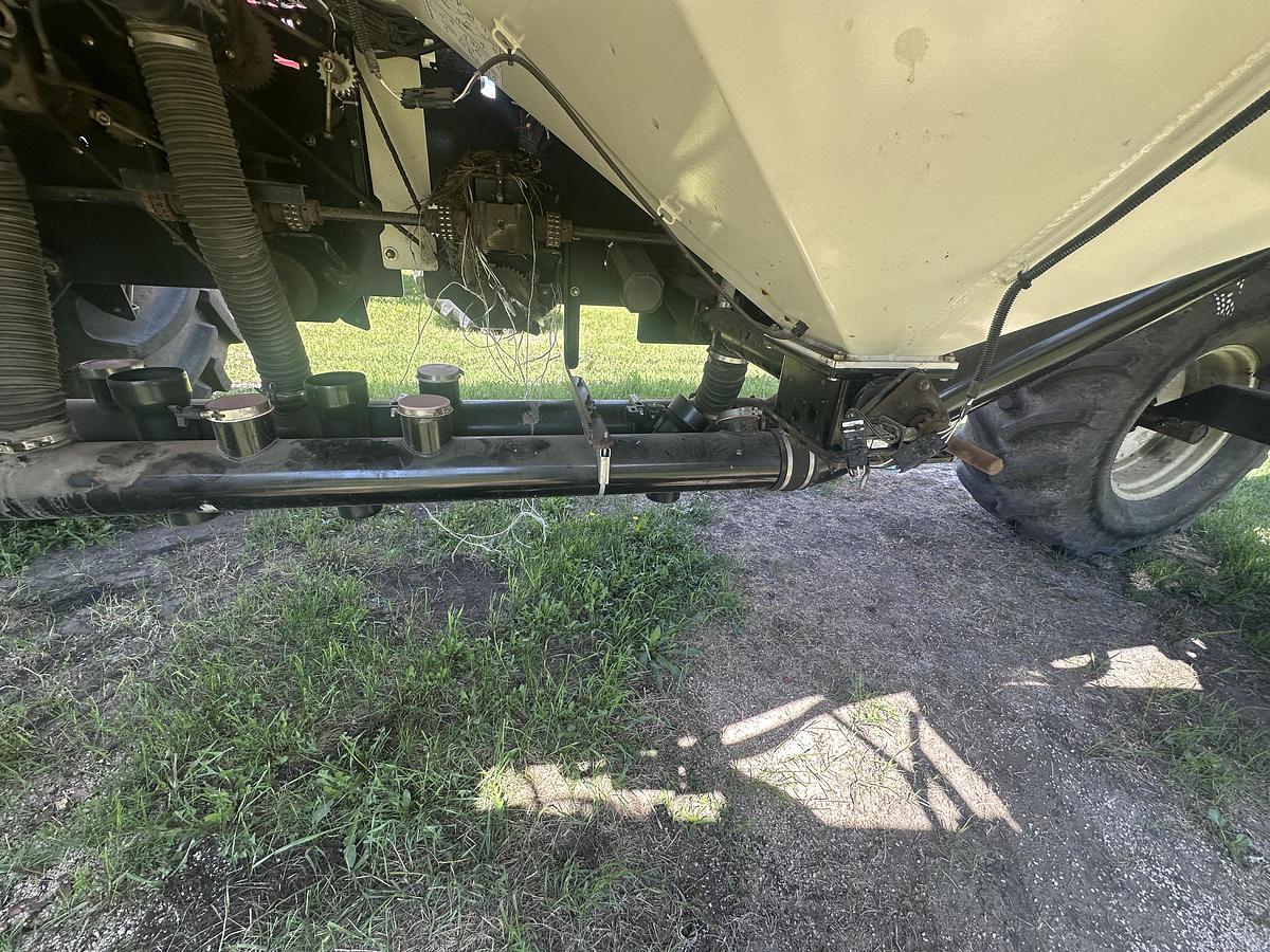 Used 2010 SeedMaster 7012/W 2010 Bourgault 6550ST