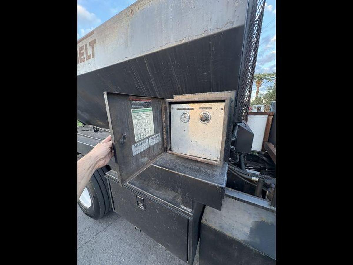 Used PB Loader BC-5 on 2000 Ford F750